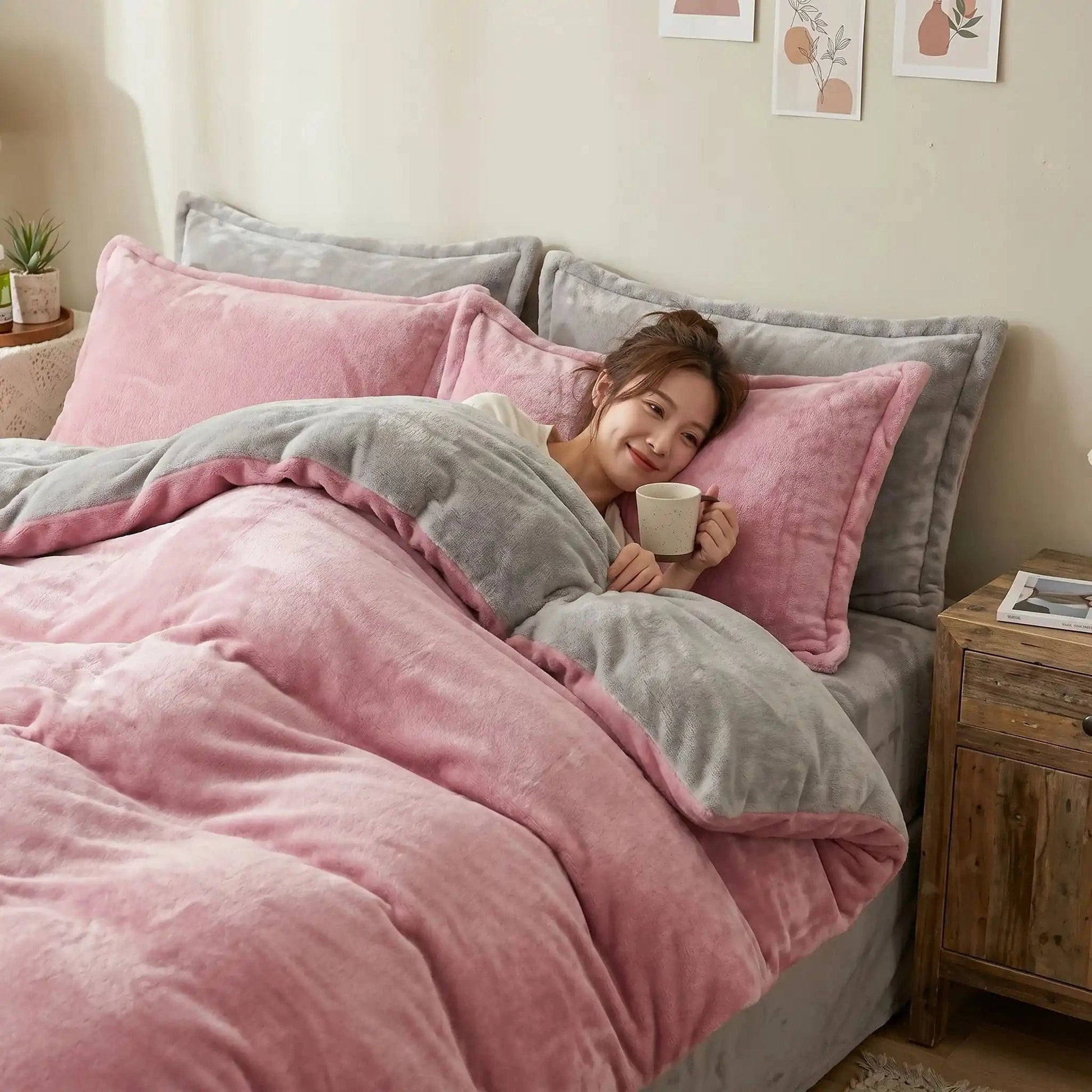 femme avec café sous housse de couette flanelle rose  utra-confortable