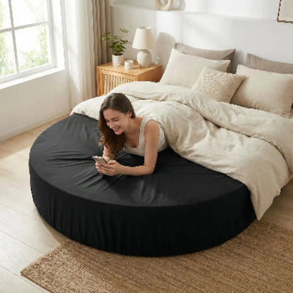 femme avec cellulaire sur drap housse 140x200 noir coton doux ajusté