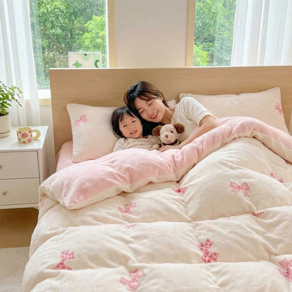 femme avec fillette sous sa housse de couette en flanelle ultra douce