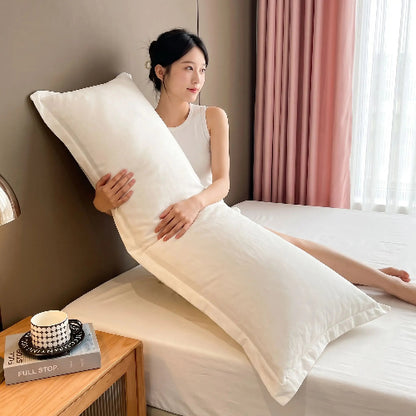 femme avec housse traversin 180 blanche dans chambre