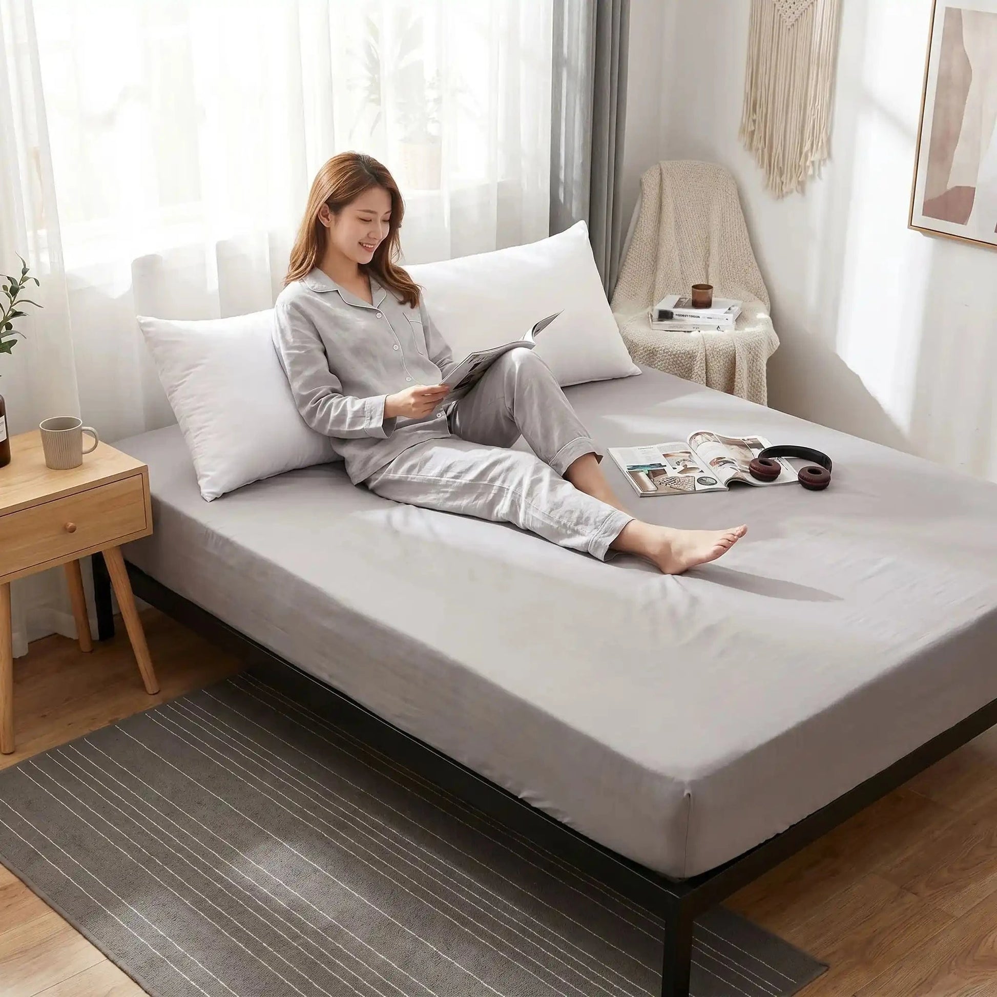 femme avec journal sur draps housses gris imperméables silencieux