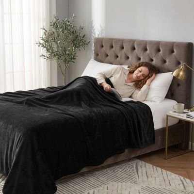 femme avec livre couchée sous couverture noire Anti-Boulochage™