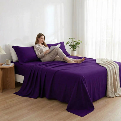 femme avec livre sur drap plat violet coton douceur