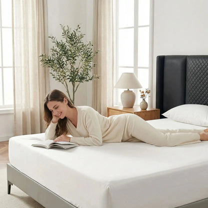 femme avec livre sur draps housse blanc satin premium