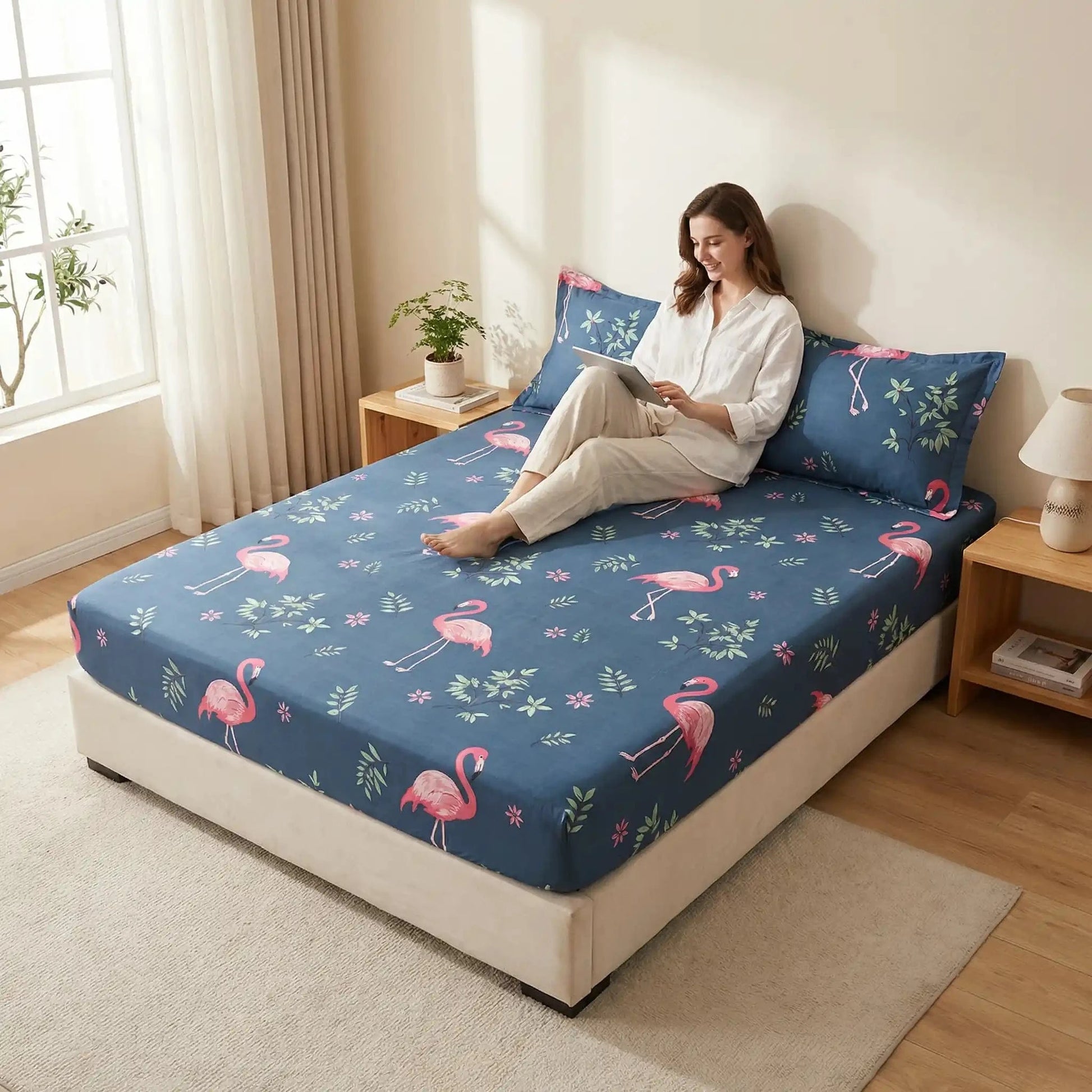 femme avec tablette sur draps housse motifs héron rose végétal zen