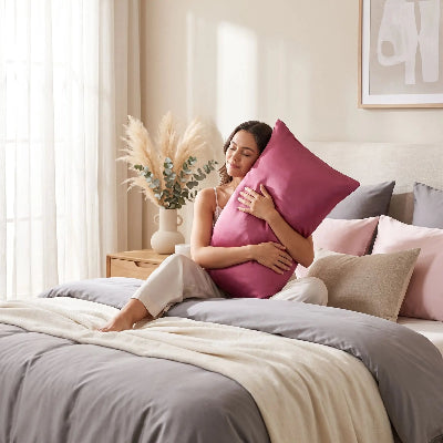 femme avec taie d oreiller rose dans chambre