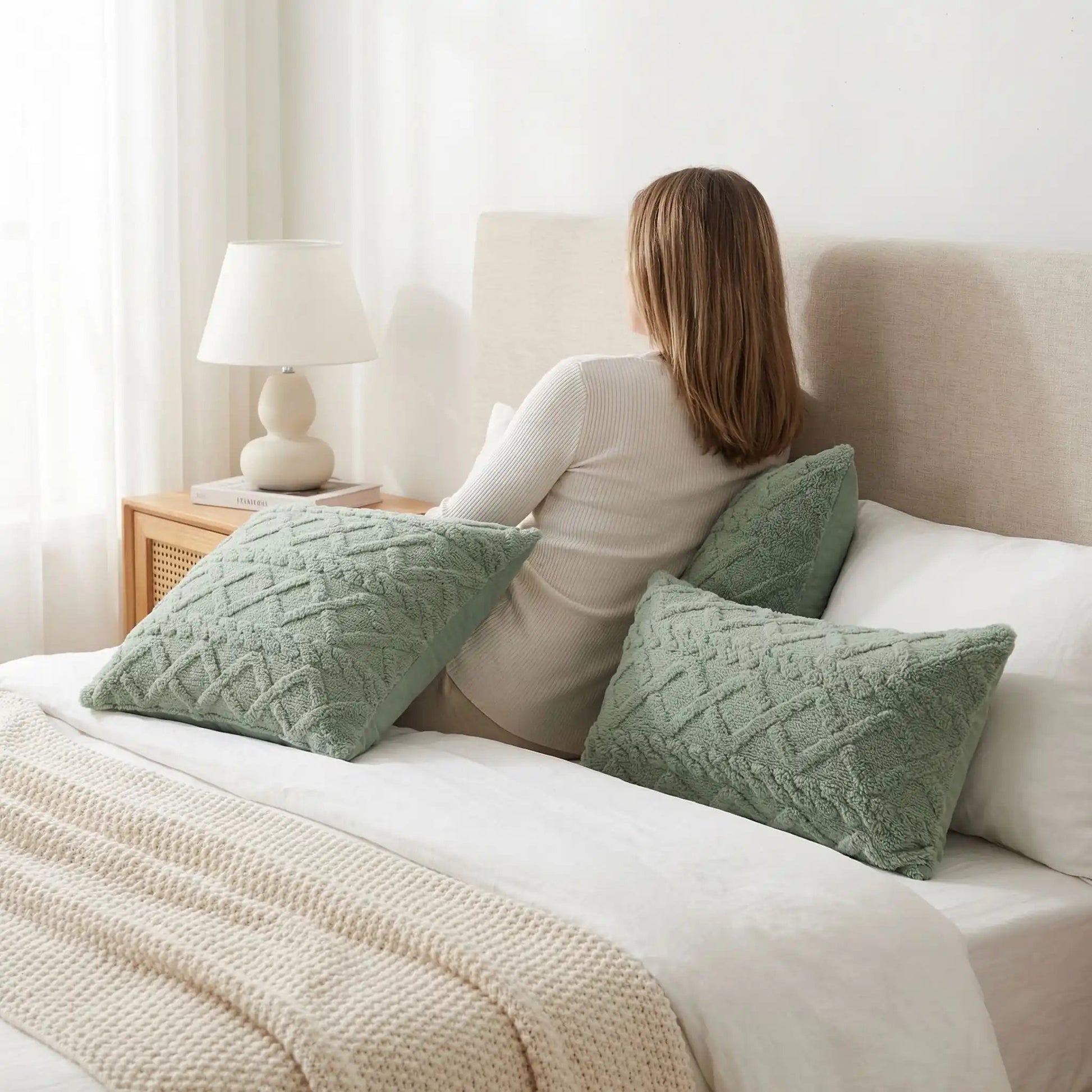 femme avec taie d'oreiller verte avec lampe confort durable