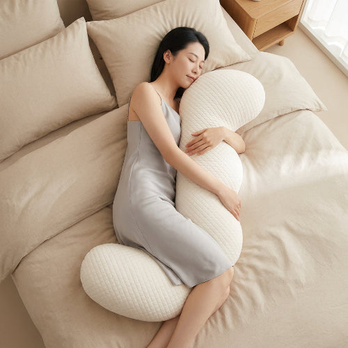 femme avec traversin ergonomique cervical blanc sur lit