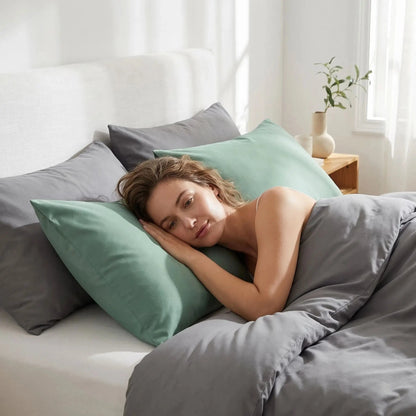 femme cheveux lisses couchée sur taie d'oreiller nuits réparatrices