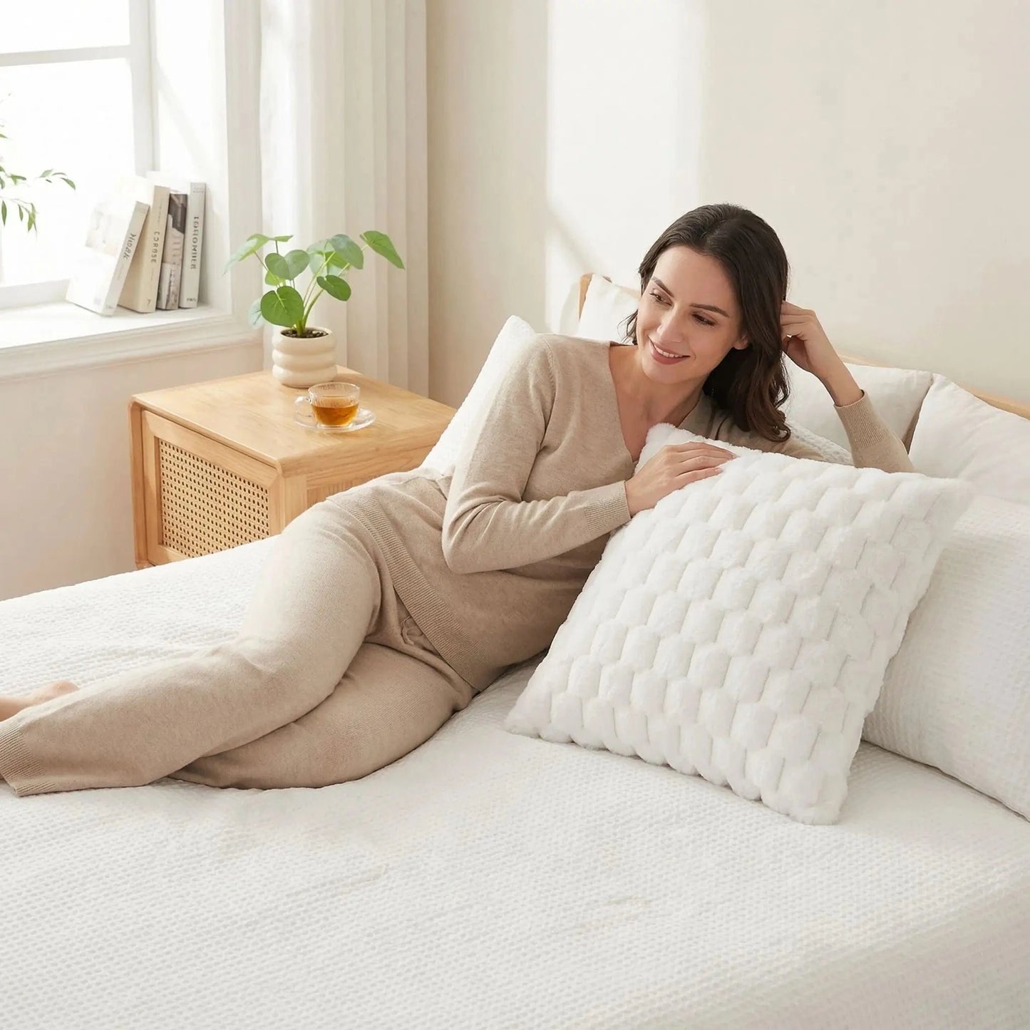 femme couchée avec taie d oreiller blanc Luxueuse 