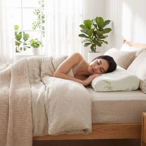 femme couchée côté gauche tête sur oreiller bambou mémoire de forme 