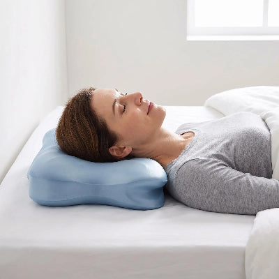 femme couchée nuque sur oreiller mémoire de forme bleu