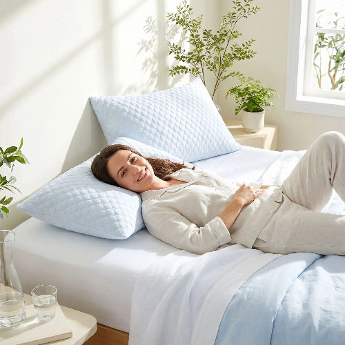 femme couchée souriante tête sur housse taie d'oreiller bleue