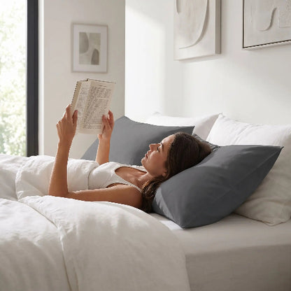 femme couchée sur dos lit tête sur taie 50x70 grise
