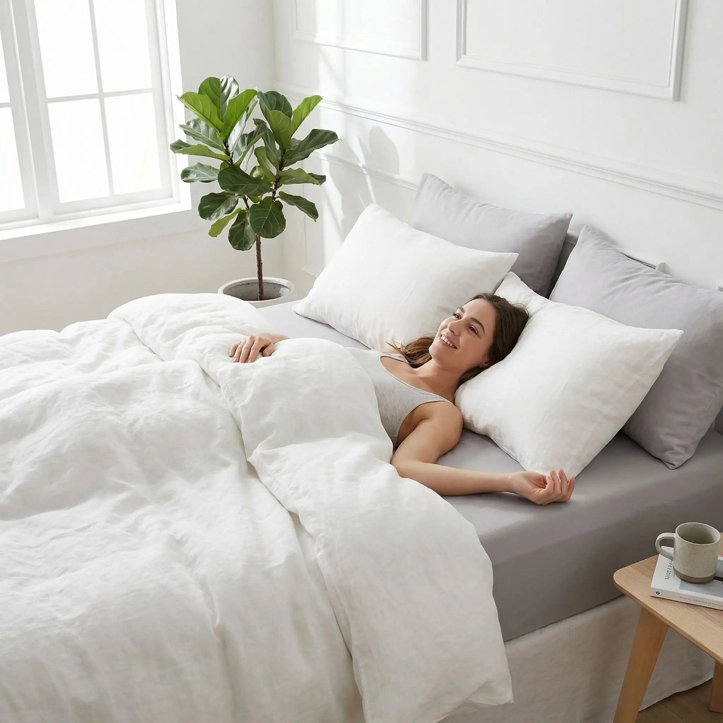 femme couchée sur draps housses gris imperméables silencieux