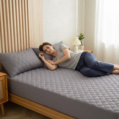 Femme couchée sur protege matelas imperméable respirante 