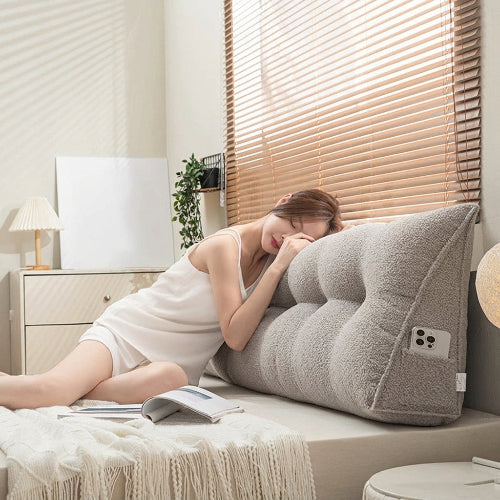 femme couchée sur traversin triangulaire 180 gris perlé