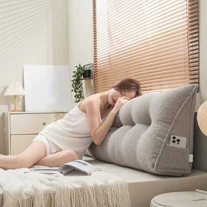femme couchée sur traversin triangulaire 180 gris perlé
