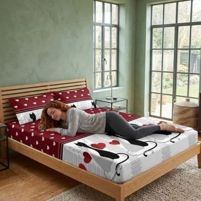 femme couchée sur ventre drap housse rouge ultra doux