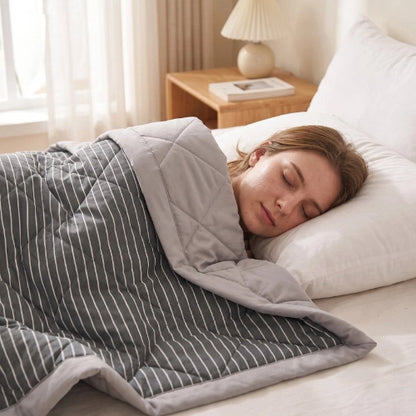 Femme dort sous couverture double face rayures fines tête sur taie d'oreiller