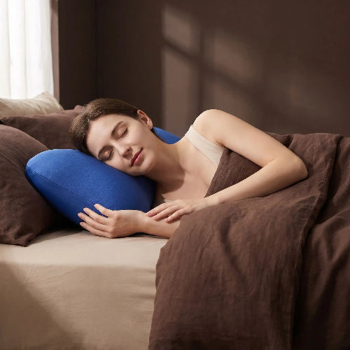 femme dort sur côté cou sur traversin ergonomique cervical bleu