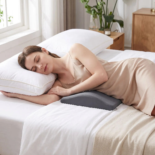 femme dort taille sur traversin à mémoire de forme tête sur oreiller blanc