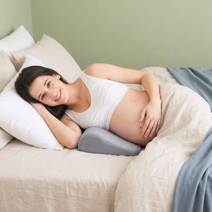 femme enceinte souriante sur traversin à mémoire de forme gris