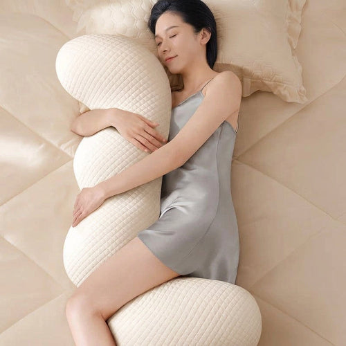 femme endormie avec traversin ergonomique cervical blanc sur lit côté droit