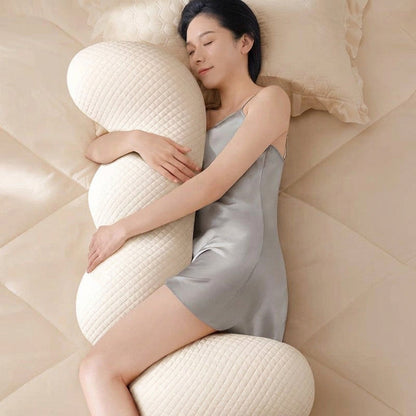 femme endormie avec traversin ergonomique cervical blanc sur lit côté droit