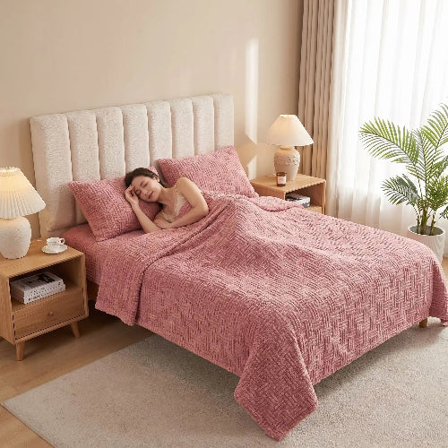 femme endormie sous drap en polyester cocoon rose