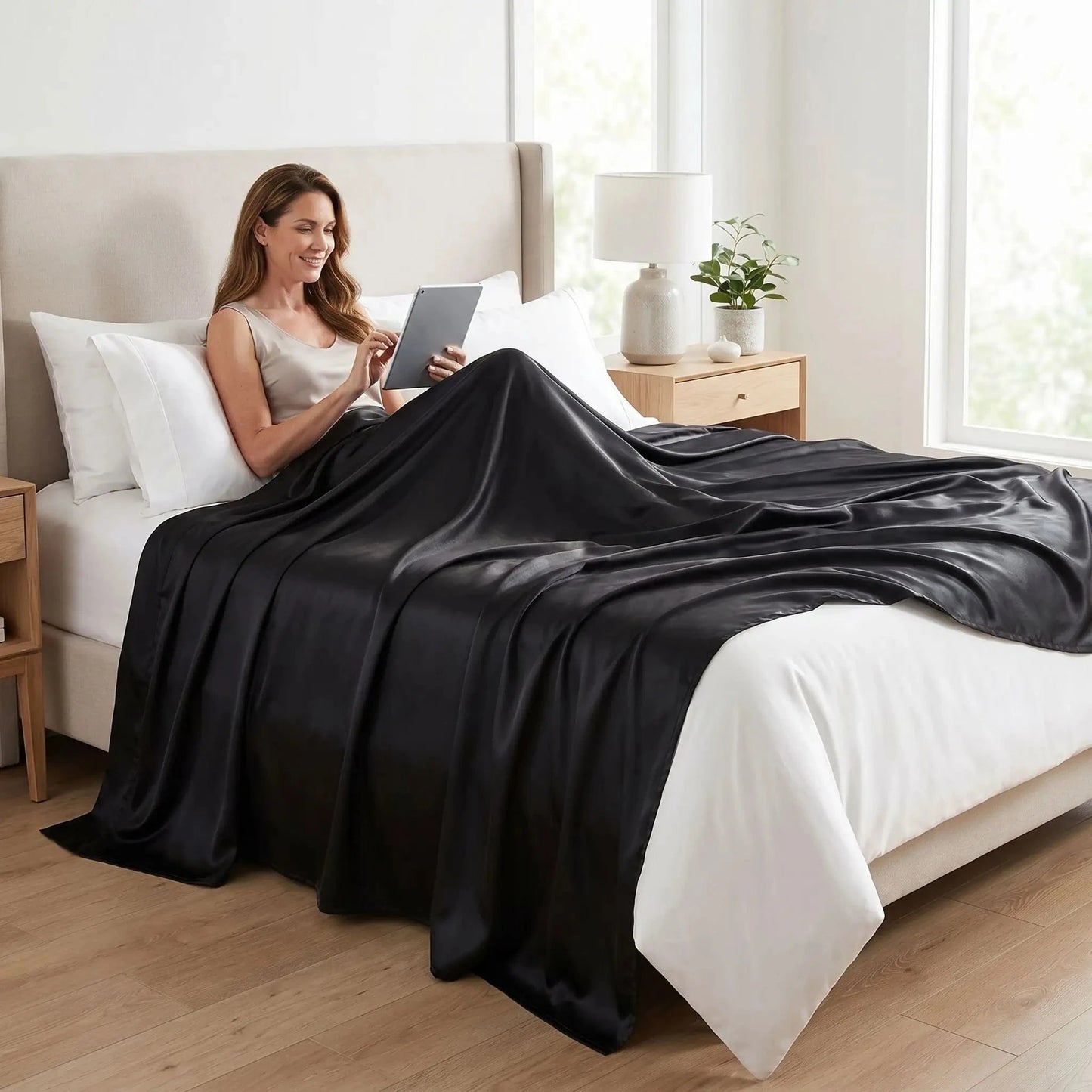 femme endormie sous son drap plat noir satin rayonne