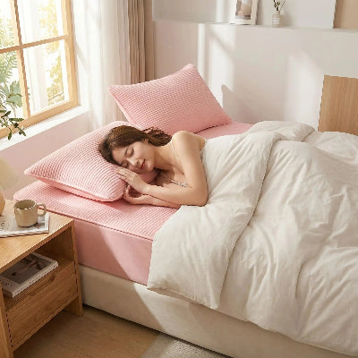 femme endormie sur drap housse 180x200 rose imperméable et doux