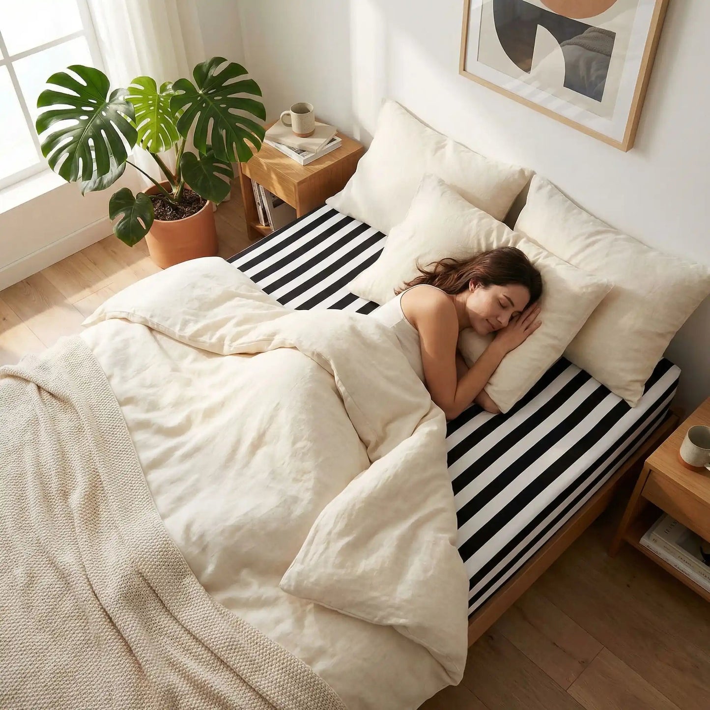 femme endormie sur draps housse vert blanc rayé noir végétal zen