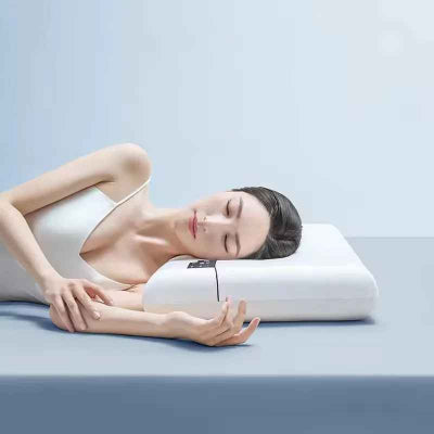 femme endormie sur l'oreiller à mémoire de forme Plushpillow blanc
