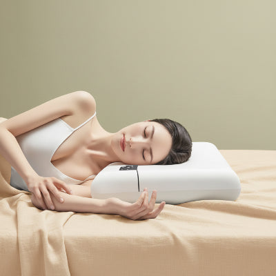 femme endormie sur oreiller à mémoire de forme Plushpillow blanc
