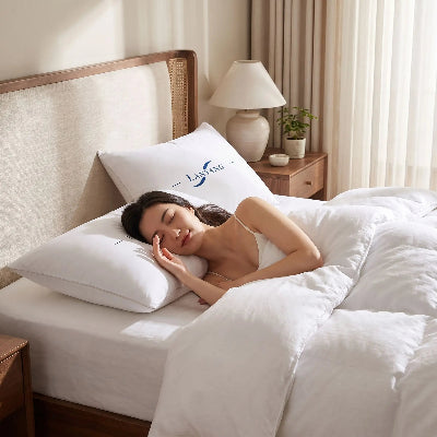 femme endormie sur oreiller à mémoire de forme blanc 