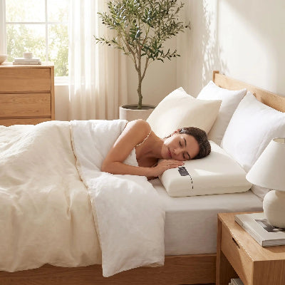 femme endormie sur oreiller à mémoire de forme plushpillow