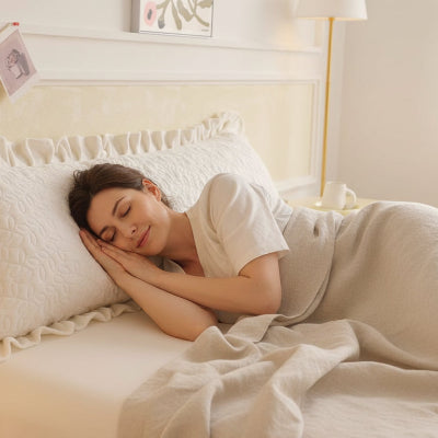 femme endormie sur traversin FlexiComfort™ blanc