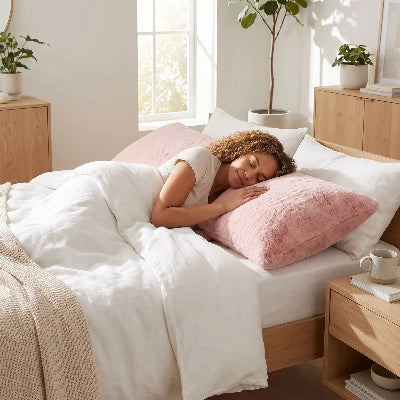 femme endormie tête  sur traversin Otautau™rose