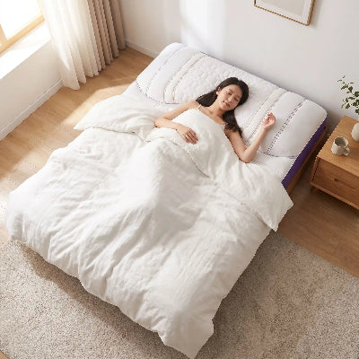 femme endormie tête sur oreiller mémoire de forme sur dos