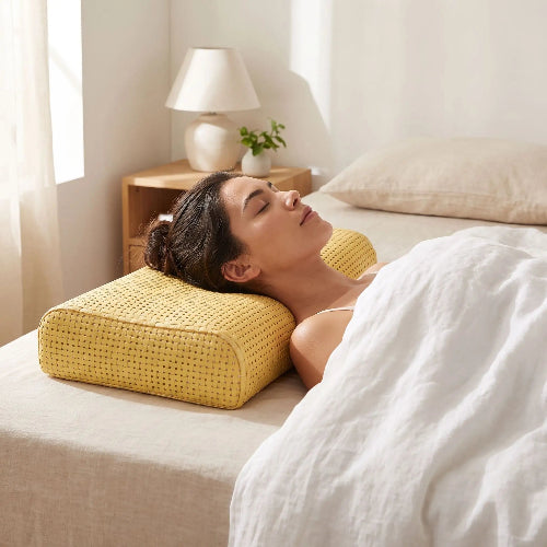 femme endormie tête sur oreiller mémoire de forme bambou ergonomique