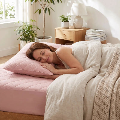 femme endormie tête sur traversin 180 rose LuxuryVelvet™ 