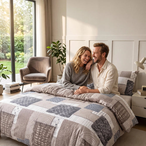 femme et homme joyeux sur parure de lit 200x200