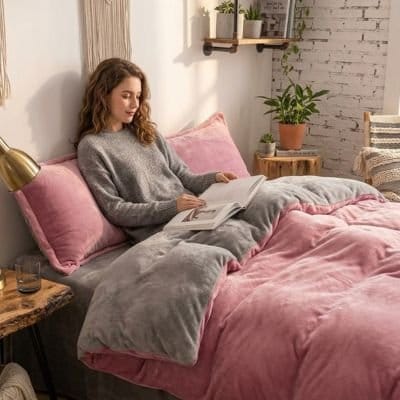 femme lit sous housse de couette flanelle rose  ultra-confortable