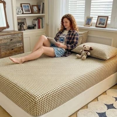 femme lit sur drap housse café ajustement parfait