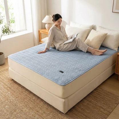 femme lit sur protege matelas bleu imperméable et respirant