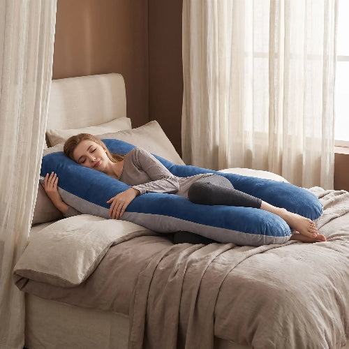 femme non enceinte endormie sur traversin ergonomique bleu gris dans belle chambre