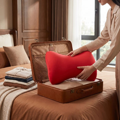 femme range traversin ergonomique cervical rouge dans sa valise