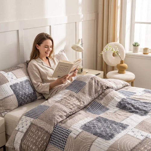 femme souriante avec livre sur parure de lit 200x200