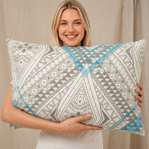 femme souriante avec taies D Oreiller 50x70 argent